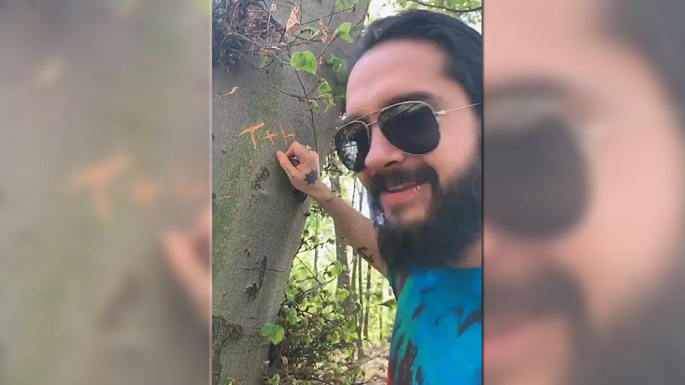 Für seine Heidi Hier schnitzt Tom ihre Initialen in einen Baum