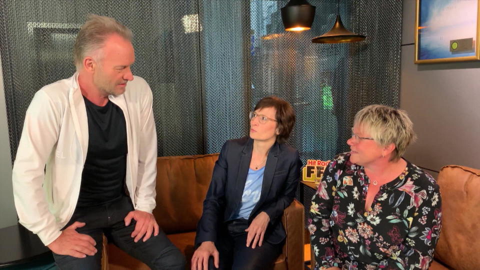 Plötzlich kommt der Superstar durch die Sting überrascht Fans