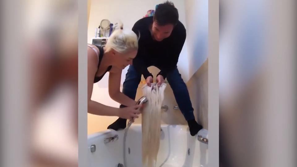 Mit Hilfe von Lucas Daniela Katzenberger wäscht ihre Extensions