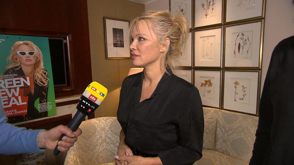 Pamela Anderson goes Politik Sie wirbt zur EU-Wahl für Varoufakis-Partei