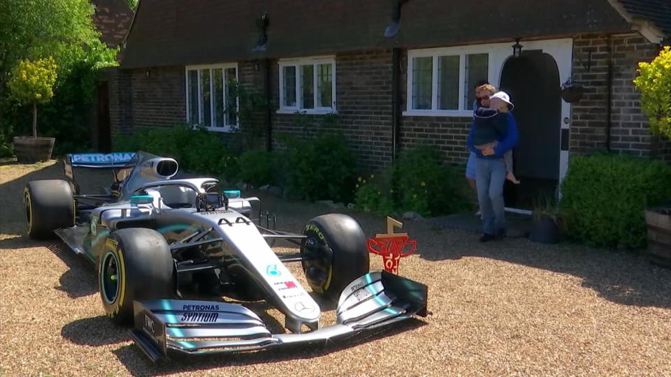 Hamilton beschenkt krebskrankes Kind mit Formel-1-Auto