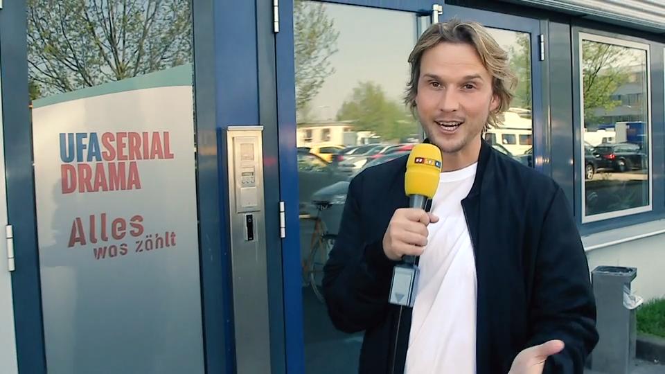 Am Set von "Alles was zählt" Christopher Kohn als Backstage-Reporter