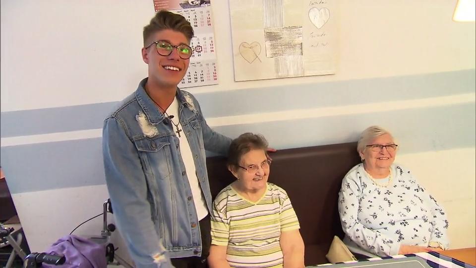 Der Superstar räumt mit Vorurteilen auf So macht Davin Werbung für Altenheime