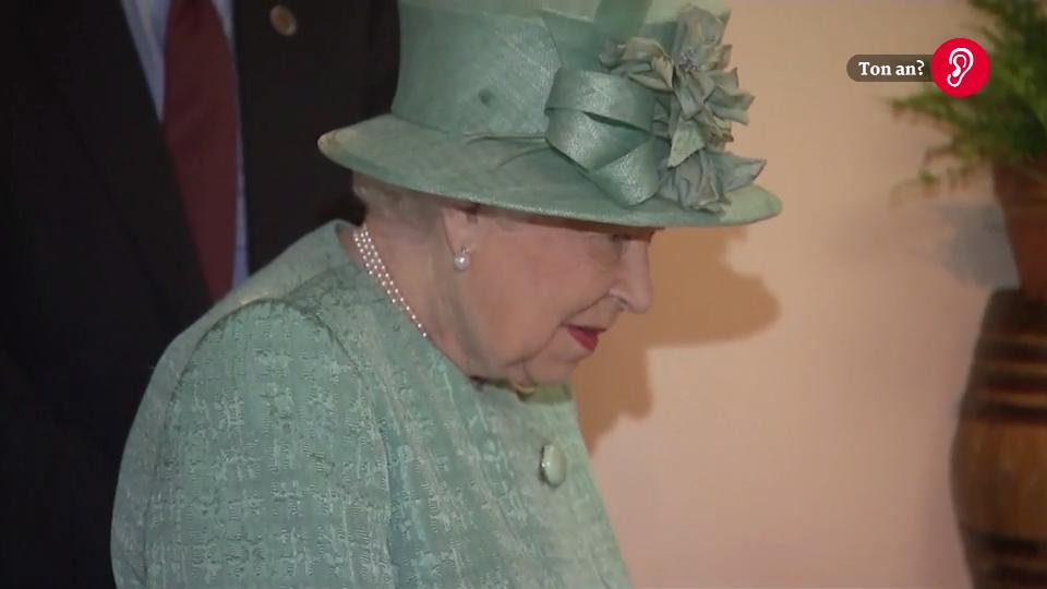 Modern Queen Elizabeth II. steht zum 1. Mal an SB-Kasse