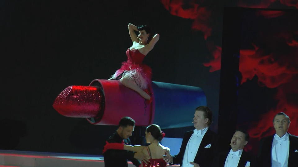 Life Ball 2019: Dita von Teese Dita von Teese reitet einen Lippenstift