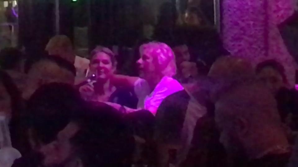 Thomas Gottschalk busselt mit Karina Thomas Gottschalk mit Freundin im Hugos gesichtet