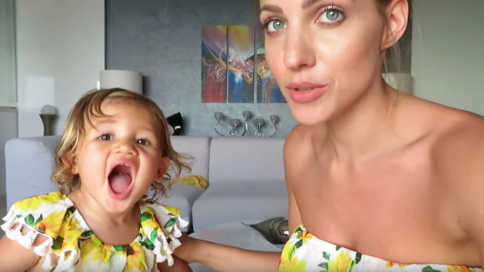 Schock für Mama und Kind Sarah Harrisons Tochter verliert Milchzahn