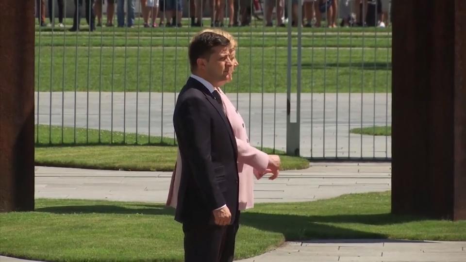Kanzlerin kann sich kaum ruhig halten Merkel mit Zitter-Anfall bei offiziellem Empfang