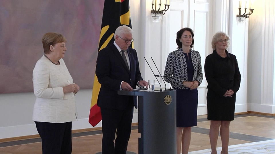 Merkel zittert bei Zeremonie
