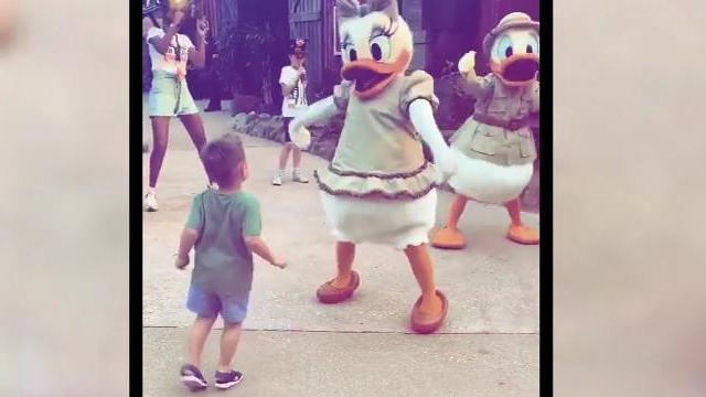 Ausflug ins Disneyland Alessio Lombardi tanzt mit Daisy Duck