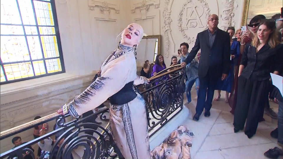 Christina Aguilera stiehlt jedem die Show auf Pariser Fashion Wee