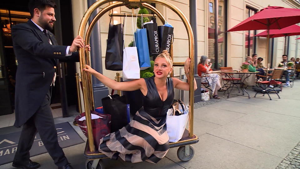 Auf der Fashion Week Evelyn Burdecki staubt Gratis-Produkte ab