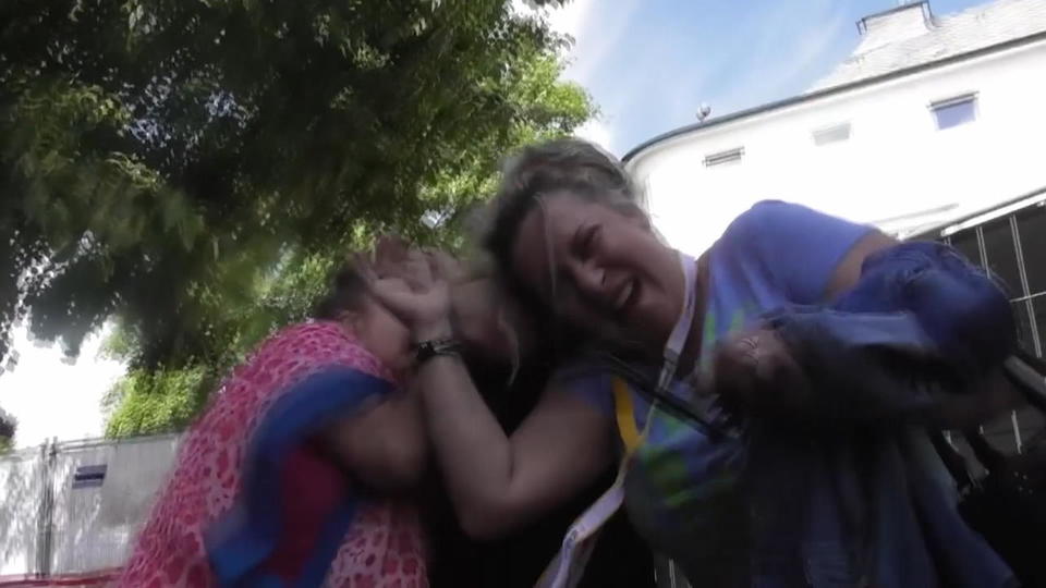 Fräulein Menke & Yvonne König Hier gibt es das ganze Prügel-Video