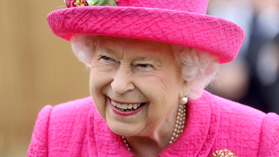 Beherzter Einsatz im Garten Die Queen greift selbst zum Spaten