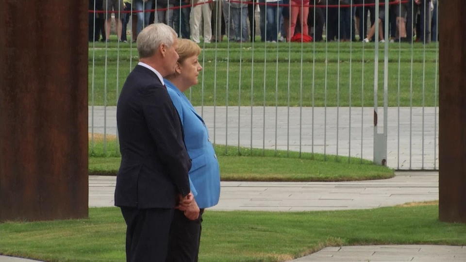 Schon zum dritten Mal Angela Merkel zittert erneut