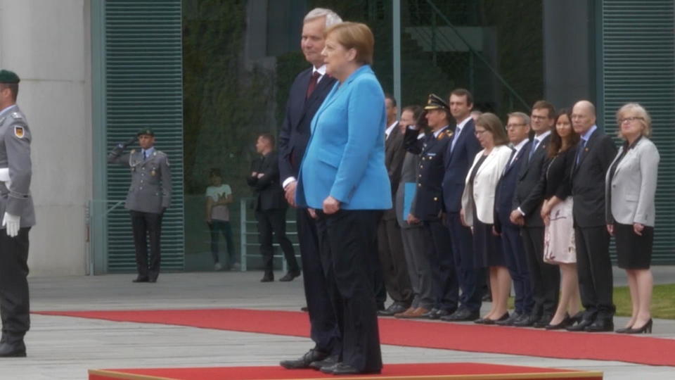 Merkel zittert schon wieder: jetzt schon drei mal vor laufenden K