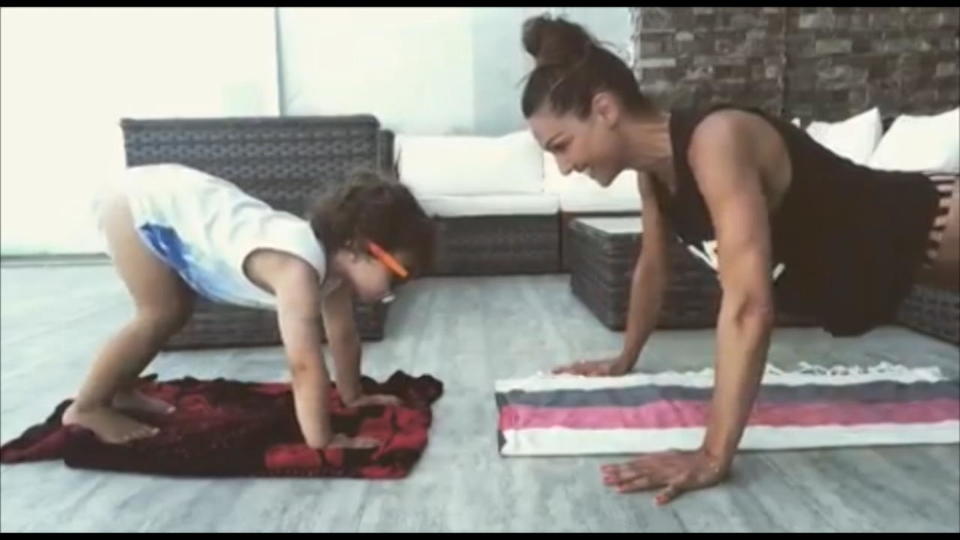 Sportlich im Familienurlaub Nazan Eckes: Baby-Workout mit Sohn Ilyas