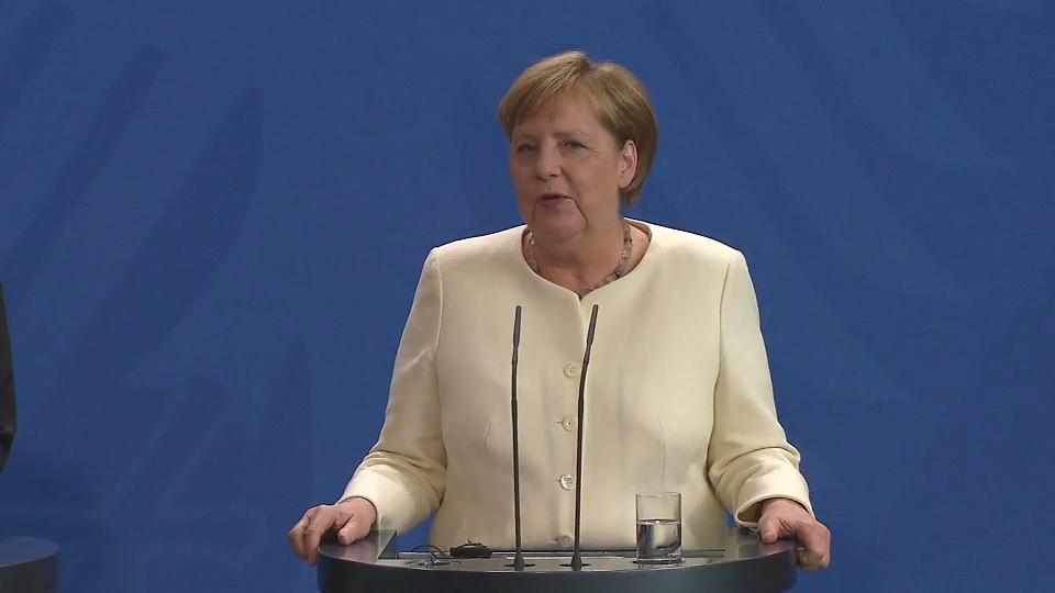 Merkel sitzt bei Staatsempfang Das sagt die Kanzlerin über ihre Gesundheit