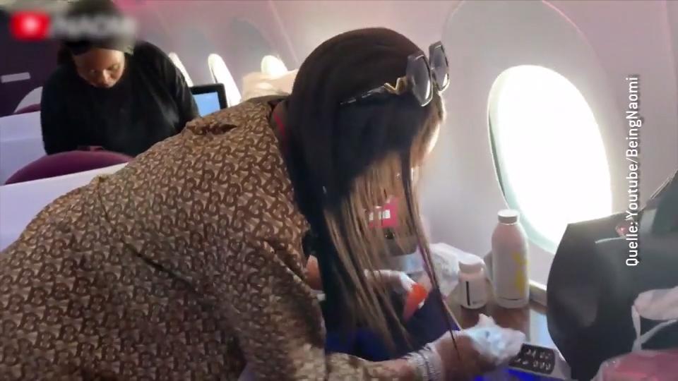 Supermodel mit Hygienefimmel Naomi Campbell putzt im Flugzeug