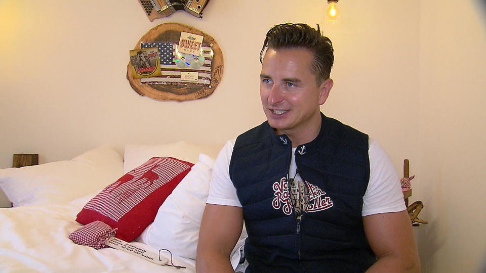 Er vermietet Ferienhäuser Im Bett mit Andreas Gabalier