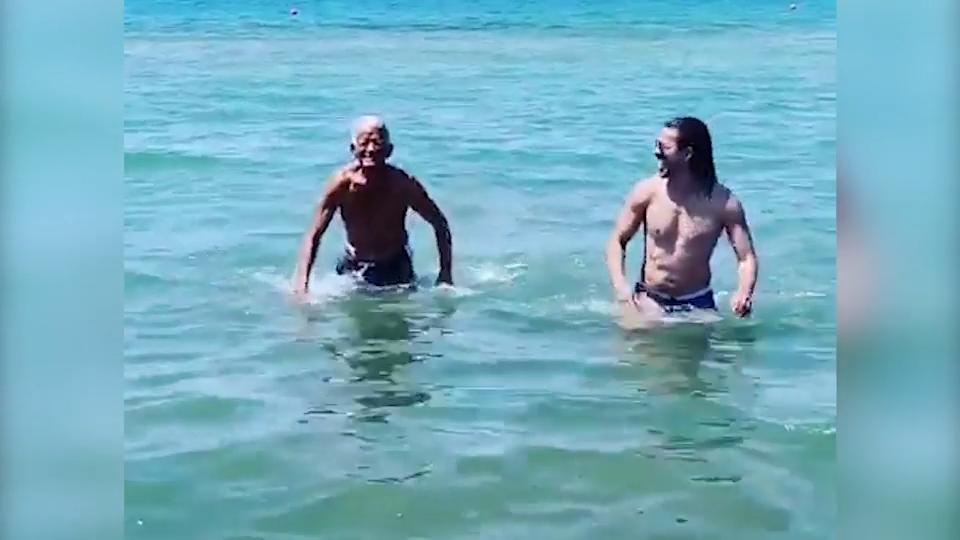 Gemeinsamer Chill-Modus Jorge & Papa Gudelio (97) senden Urlaubsgrüße