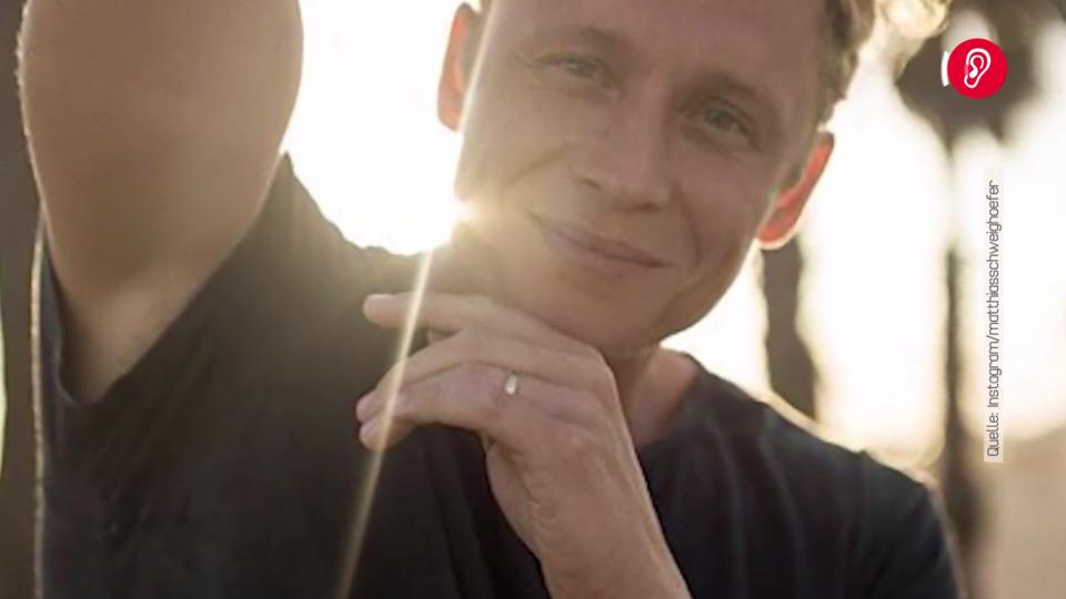 Was glänzt denn da an seiner Hand? Ist Matthias Schweighöfer schon verheiratet?