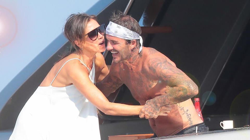 Spaß auf der Jacht Seltene Bilder: Hier knutscht David Beckham seine Victoria