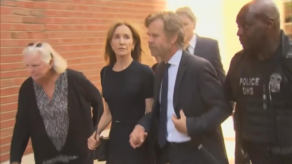 Urteil im Uni-Bestechungsskandal Felicity Huffman muss ins Gefängnis