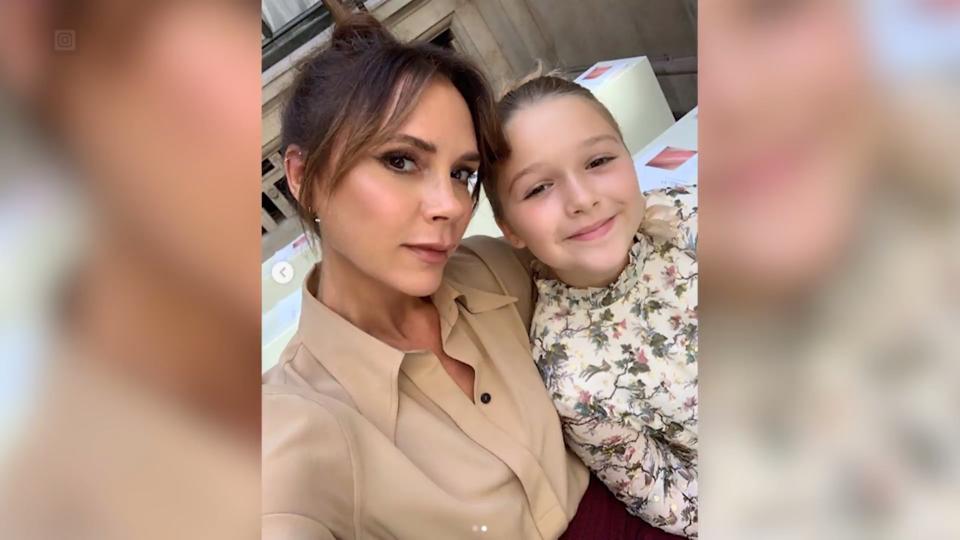 Victoria Beckham Harper Beckham drückt ihrer Mummy bei der Fashion-Show die Daumen