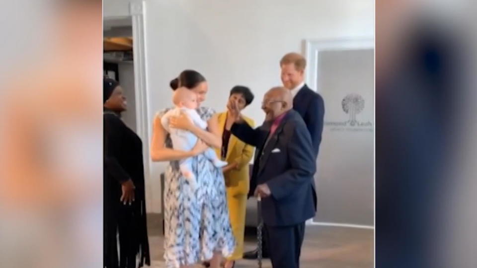 Royals in Afrika Archie gibt einen High-Five
