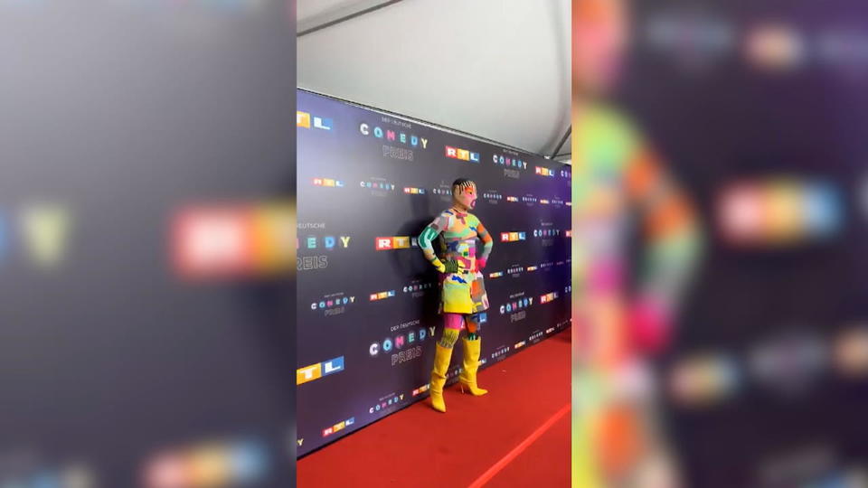 Regenbogen-Morphsuit Jorge Gonzalez beim Comedy-Preis