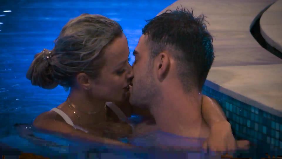Jade & Serkan gehen auf Tuchfühlung Heiße Knutsch-Action im Paradise-Pool