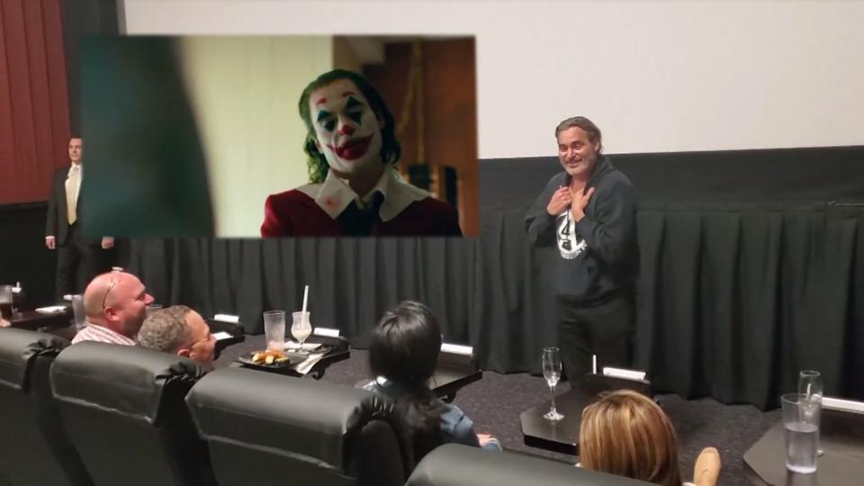 Sie schauten gerade "Joker" Joaquin Phoenix überrascht Fans im Kino