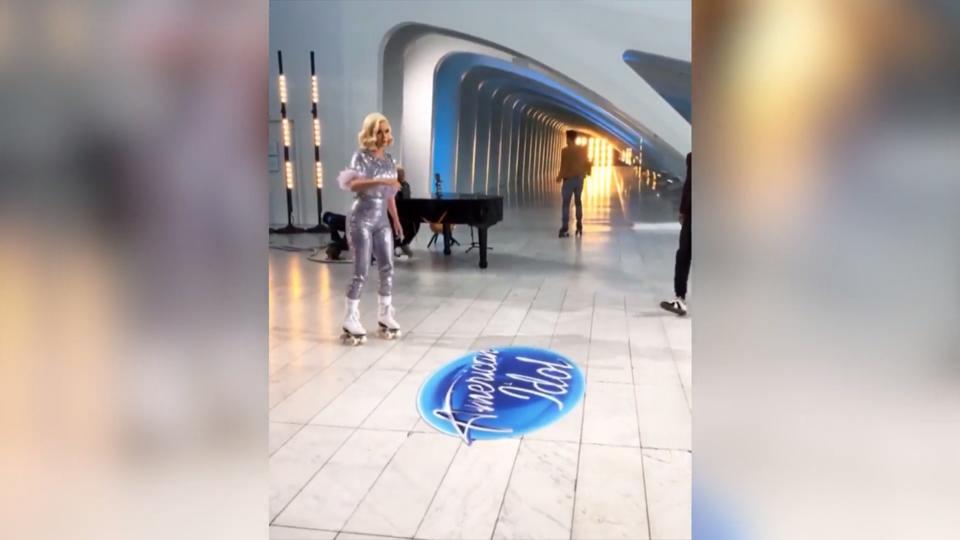 Huch! Superstar Katy Perry legt sich auf die Nase