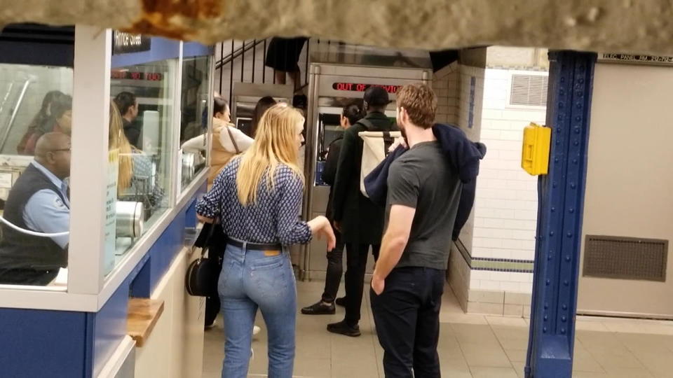 Aufnahmen vom Date in New York Liam Hemsworth mit neuer Freundin erwischt