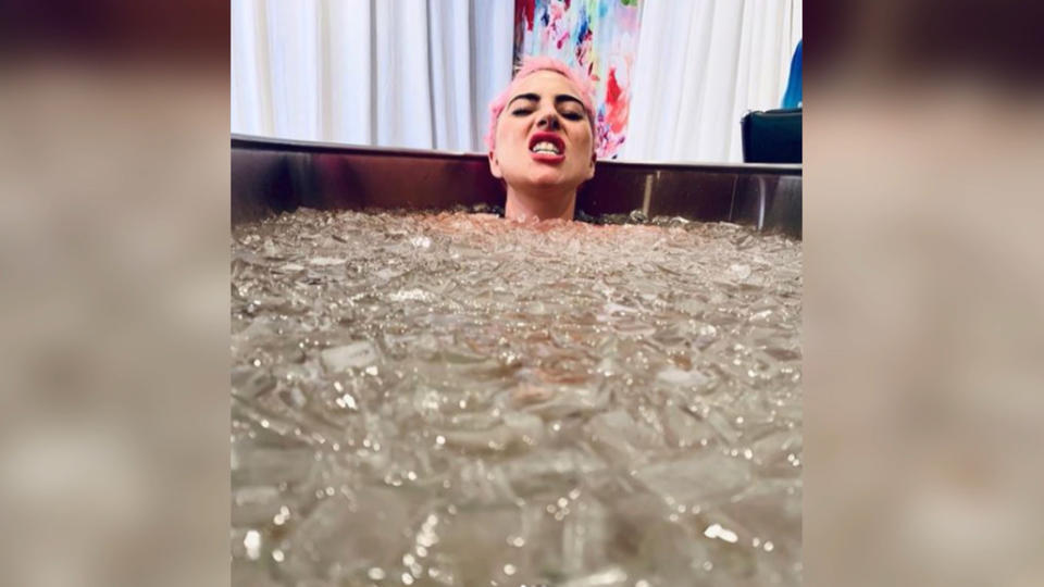 Lady Gaga badet nach der Show in Eis