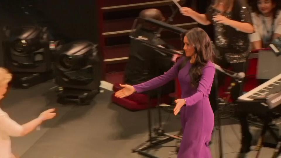 Herrlich unroyal Meghan lacht über Begrüßungspanne hinweg