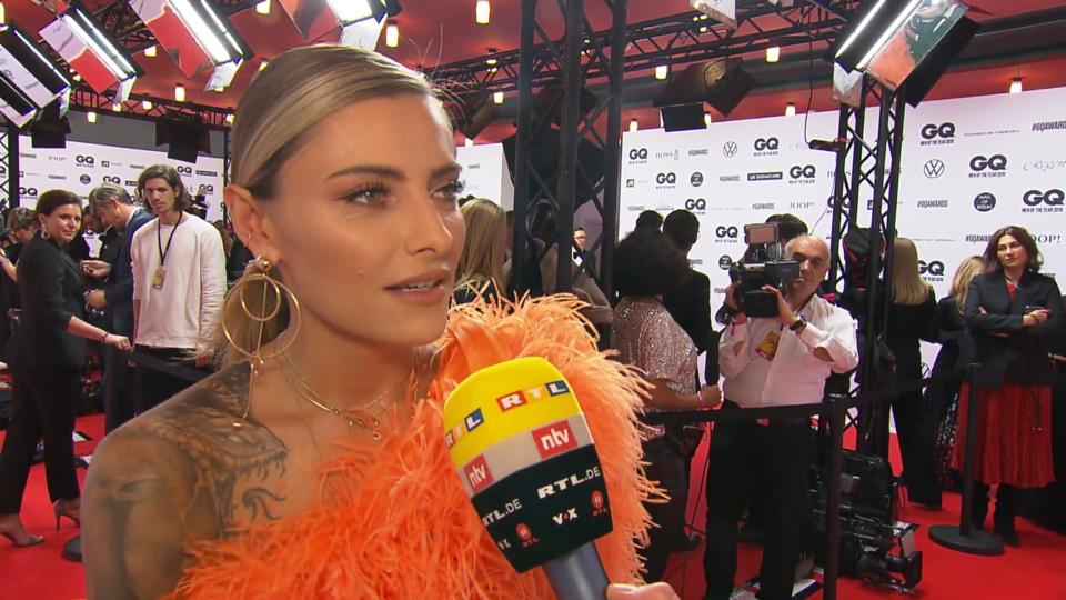 Ihr Kleid war in der Mauser Mit 30 lässt Sophia Thomalla Federn
