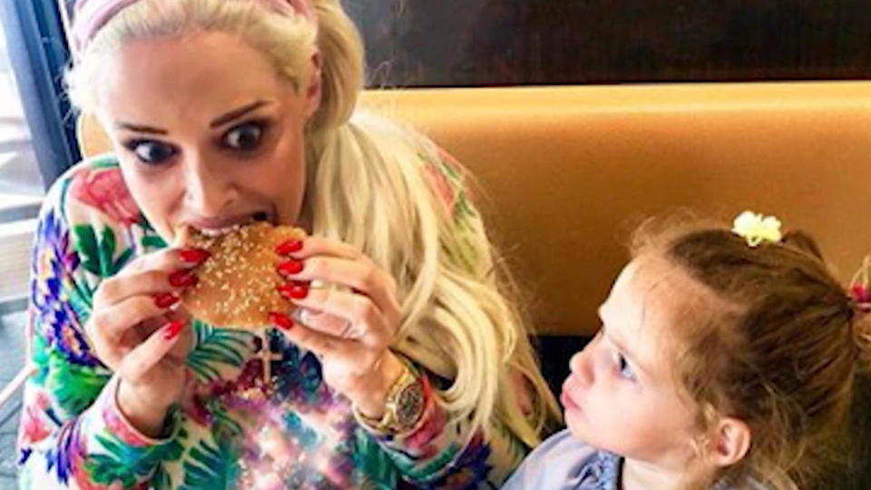 Sophia liebt halt ihren Cheeseburger Burger gegen Trotzanfall bei Familie Katzenberger