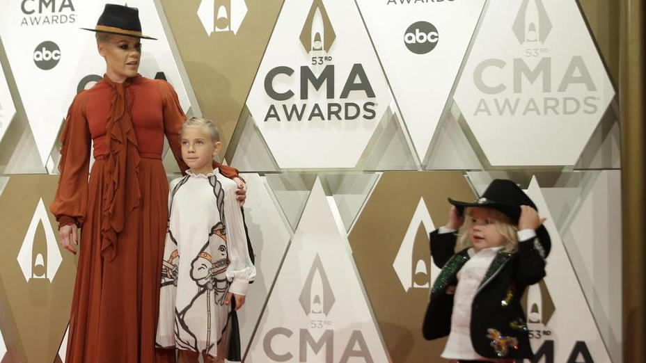 CMA Awards Pinks Sohn Jameson (2) stiehlt Familie die Show