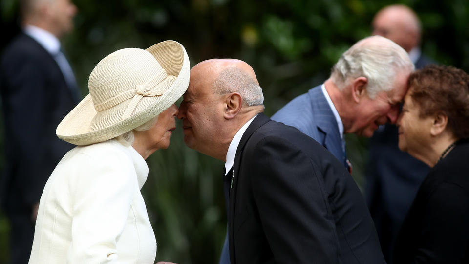 Ein Küsschen in Ehren Camilla & Charles beim Nasenkuss