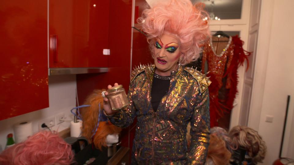 Zum 50. Geburtstag Gruselig! Olivia Jones bewahrt Knochen im Glas auf