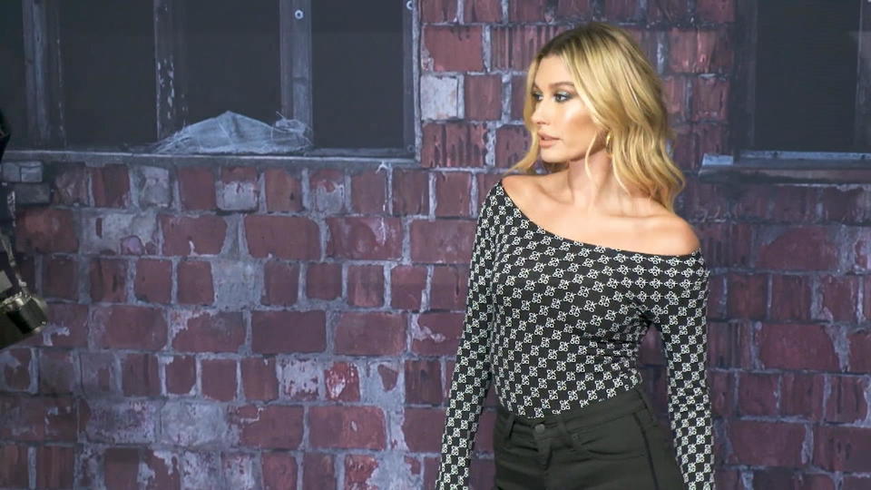 Hailey Bieber stellt sich unseren fragen in Berlin