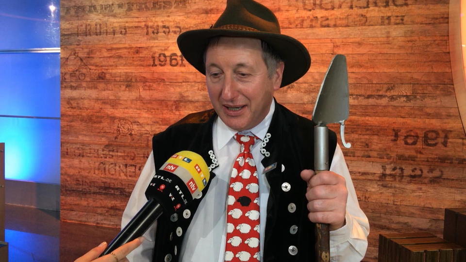 So will er eine Frau kennenlernen Schäfer Heinrich sucht bei Tinder die große Liebe