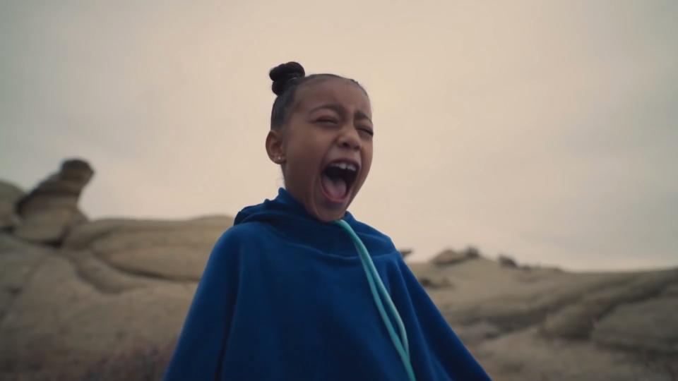 North West, der Hinhörer North West schreit im neuen Video von Kanye West