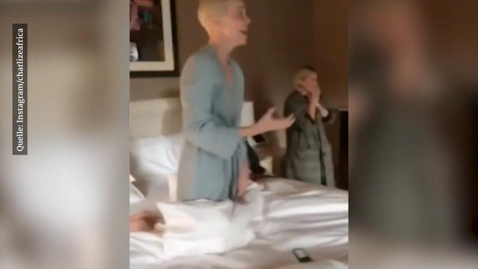 Hier freut sich jemand riesig Charlize Therons Bademantel geht flöten