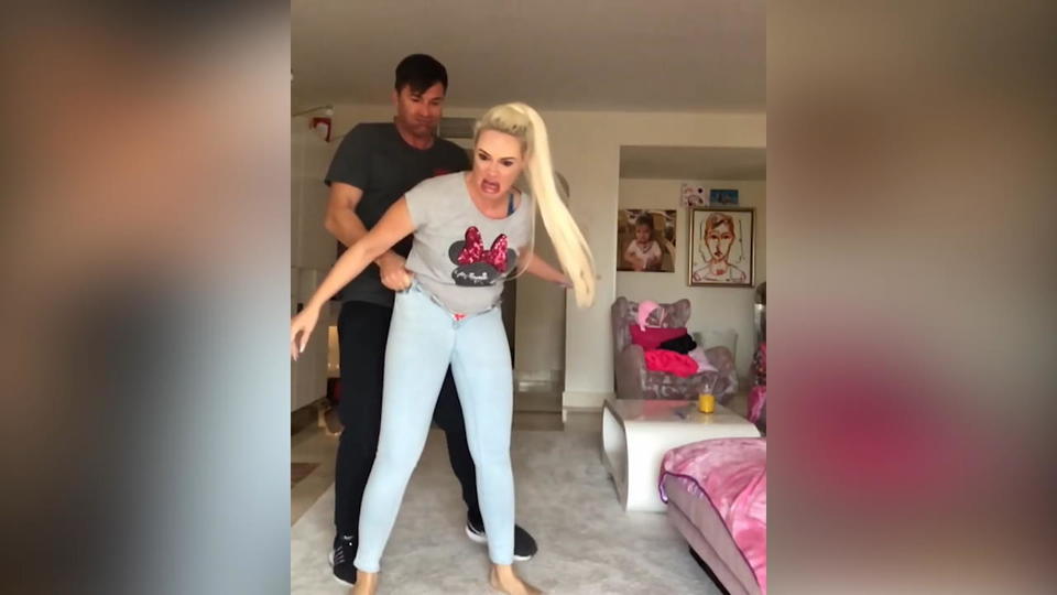 Weihnachtspfunde sorgen für Ärger Daniela Katzenberger kämpft mit ihrer Hose
