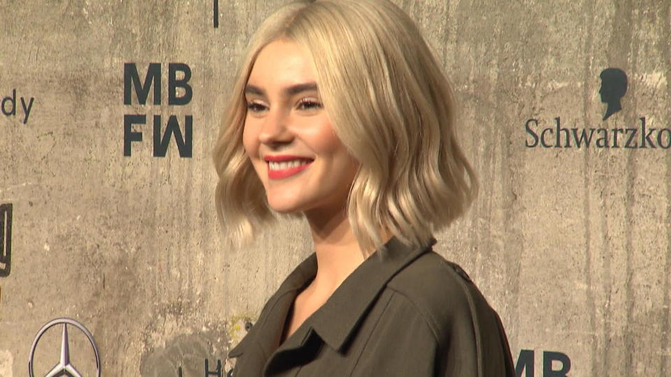 Bei der Fashionweek Stefanie Giesinger trägt jetzt Perücke
