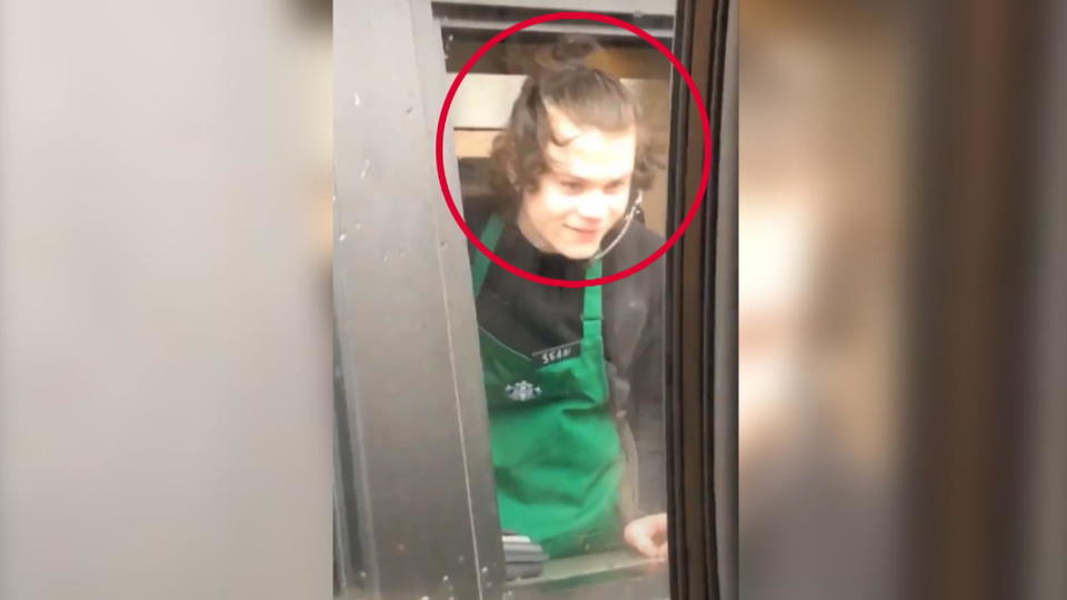 Double von One-Direction-Star Hä? Hat Harry Styles einen Nebenjob bei Starbucks??