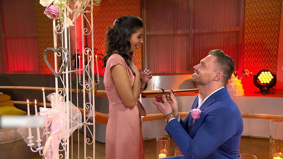 Mega-Überraschung an Valentinstag Eva Benetatou bekommt live einen Heiratsantrag